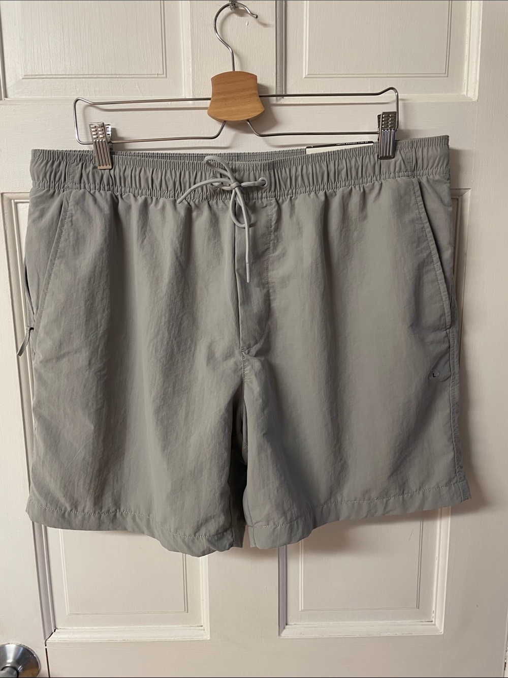 American Eagle 24/7 grey trekker shorts NWT men’s size large
